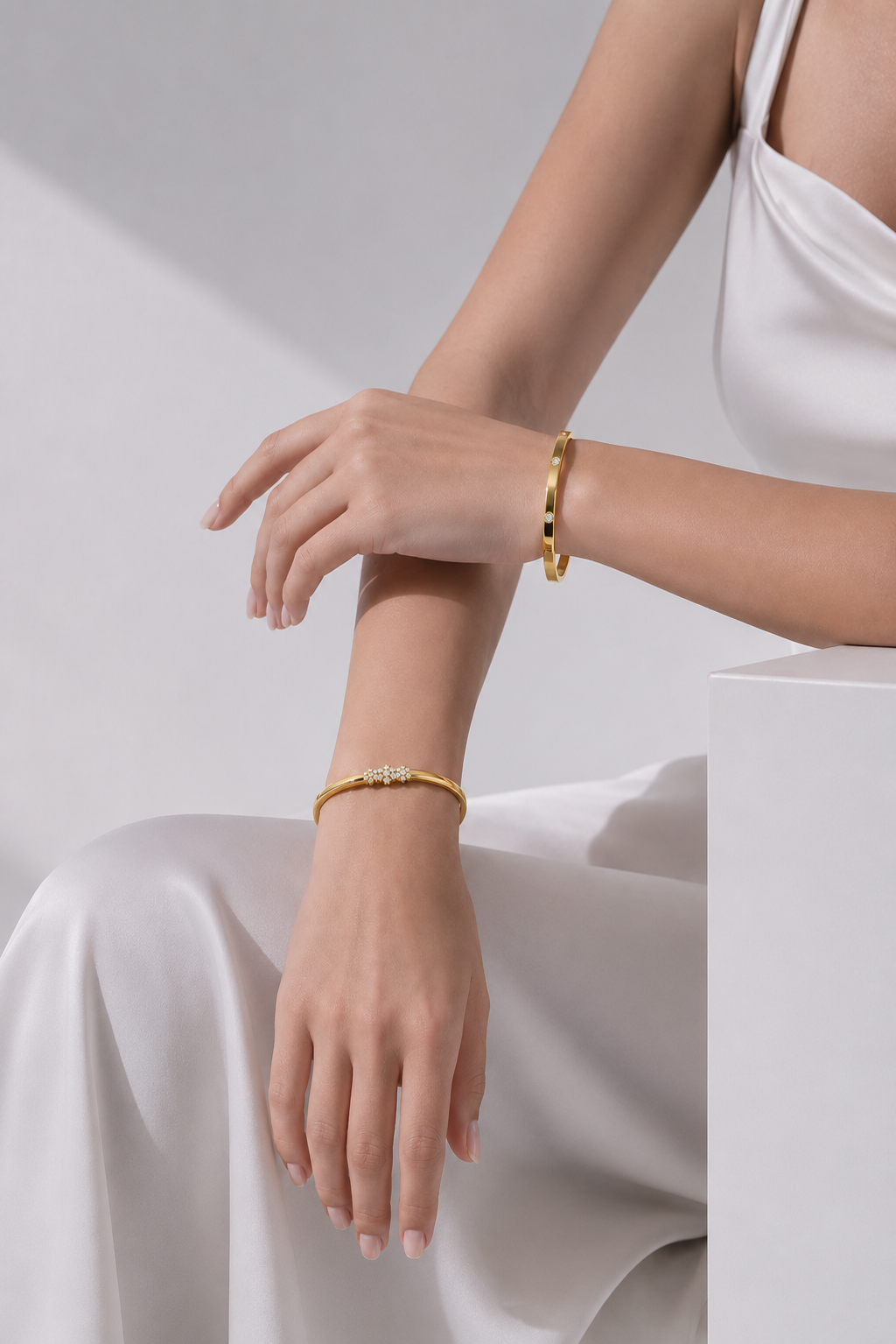Model der Marke Lunore trägt Goldschmuck in weißer Kleidung