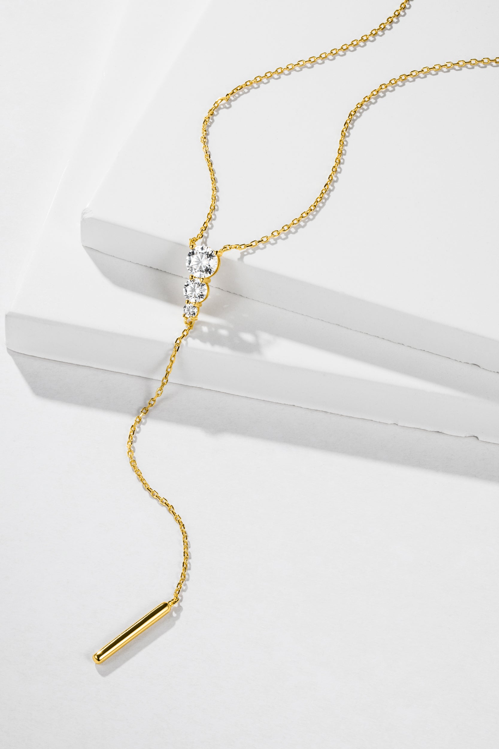 y-Halskette der Marke Lunore mit Moissanit-Steinen. Kette aus Silber mit 18k Vergoldung in Gelbgold