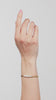 Model zeigt Armband der Marke Lunore aus Gold mit Pave Fassung aus Moissanit Steinen